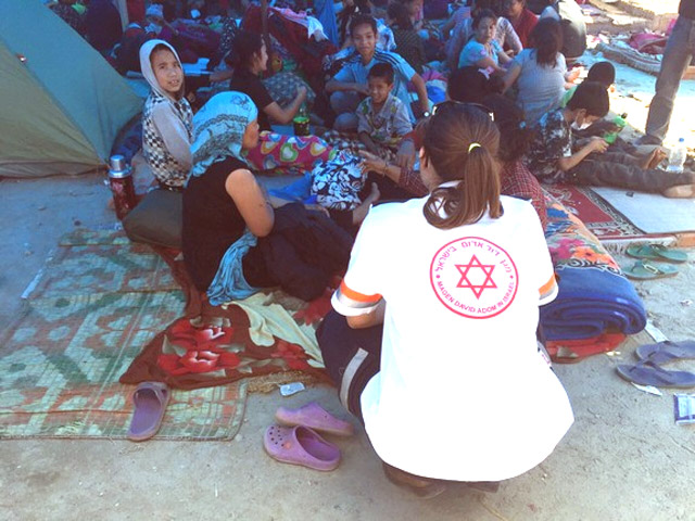 Teams von Magen David Adom unterstützen die lokale Ambulanz in Kathmandu